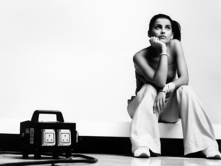 Nelly Furtado Sitting In White Pants