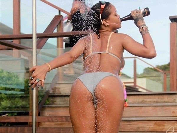 Rihanna Nude Ass In Sexy Bikini Thong