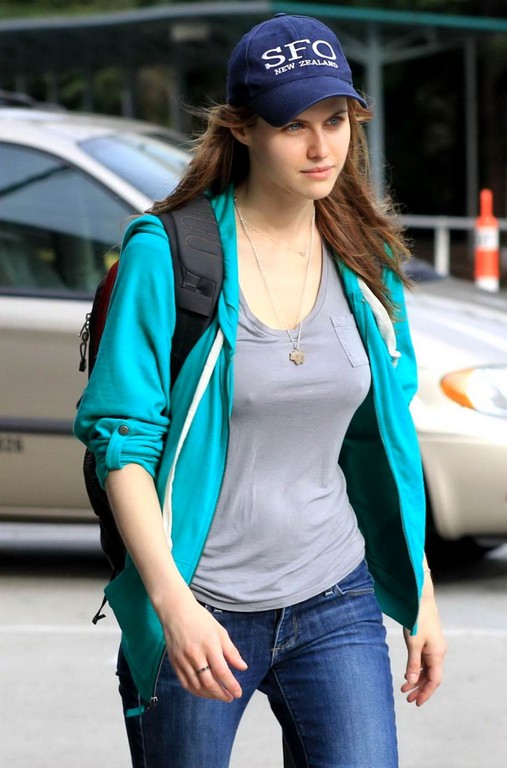 Alexandra Daddario Sexy Bikini Pics Alexandra Daddario Sexy Bikini Pics