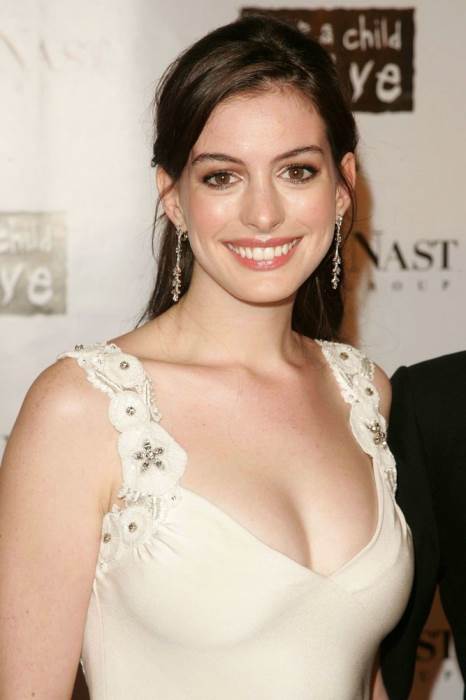 Anne Hathaway Pics Gallery