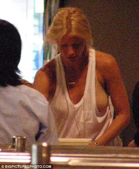 Gwyneth Paltrow No Bra