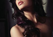 Hot Yami Gautam Sexy Boobs Images