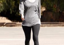 Jennifer Love Hewitt Crotch Shots