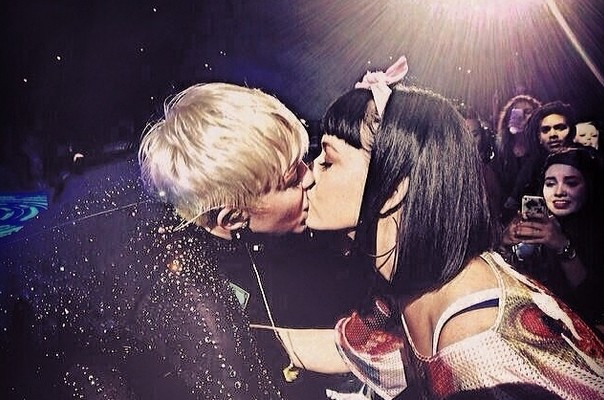 Miley Cyrus Kissing Katy Perry