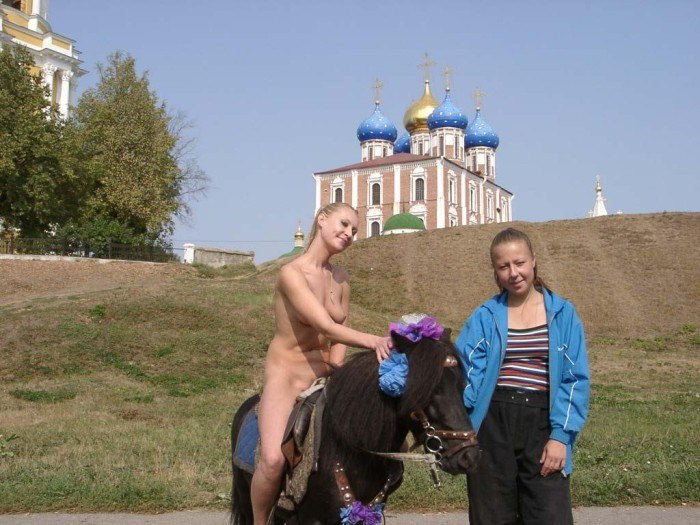 Porn Blonde Naked Riding A Pony Near Kremlin