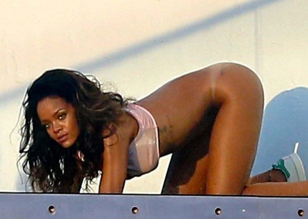 Slike rihanne gole Rihanna gola