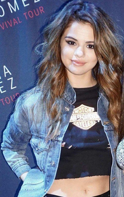 Selena Gomez Full Nipple Slip For Her Fans