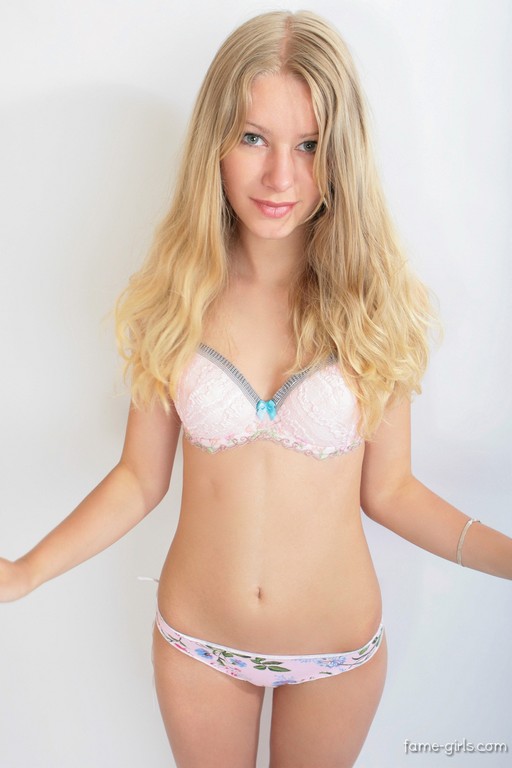 Teen Non Nude Emmie Model