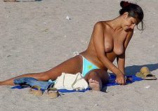 Topless Babe Reveal Her Hanging Boobs On The Beach