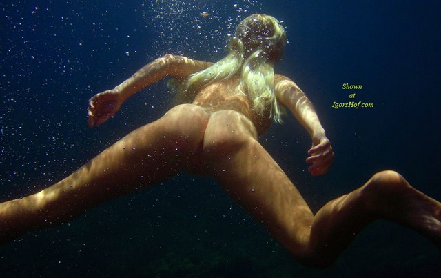 Pictures Of Women Nude Underwater